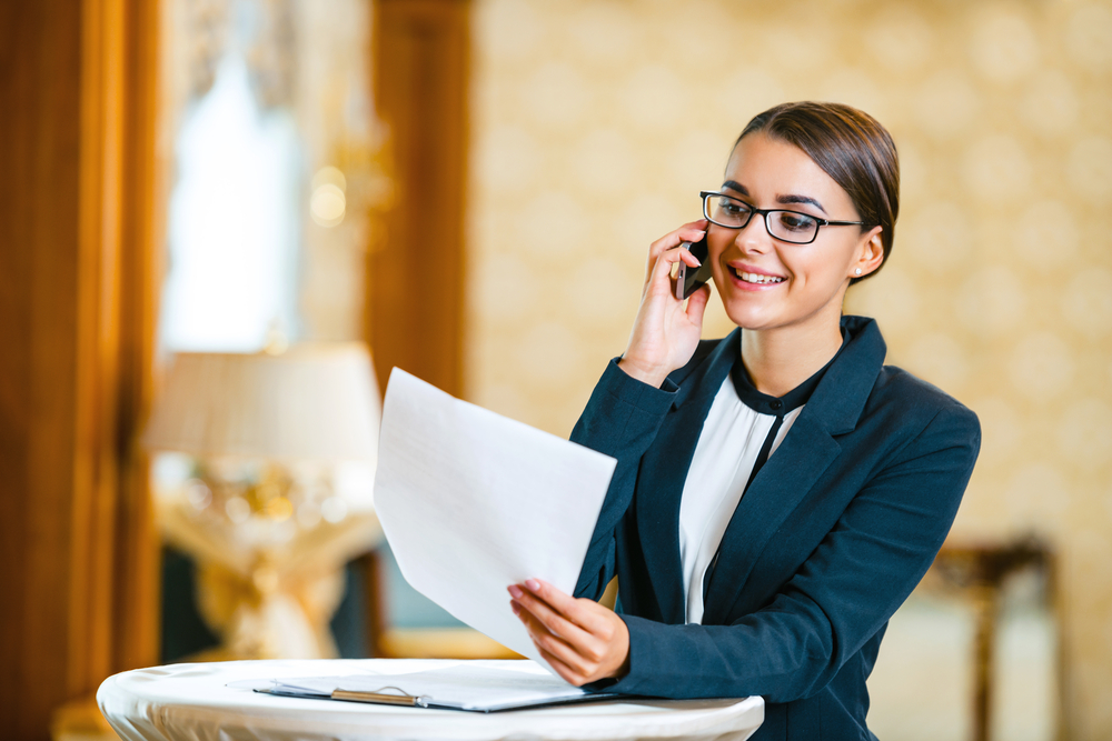 Photo,Of,Business,Woman,In,Expensive,Hotel.,Young,Business,Woman contratar organizadora de eventos
